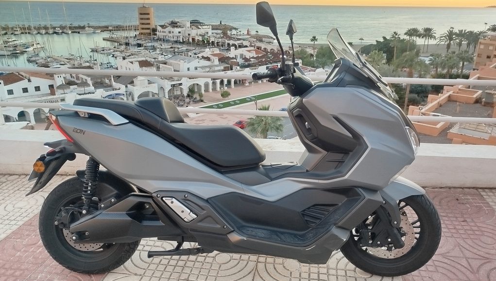 Nous avons testé le maxi scooter électrique espagnol Velca Eon, Nous avons testé le maxi scooter électrique espagnol Velca Eon, '125' mais avec des performances de moto plus puissantes et 300 km d'autonomie