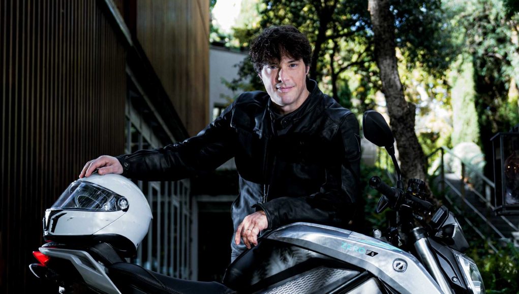 Le chef espagnol Jordi Cruz n'a pas de voiture électrique, Le chef espagnol Jordi Cruz n'a pas de voiture électrique, mais il n'a pas mis les pieds dans une station-service « depuis plus de 3 ans »
