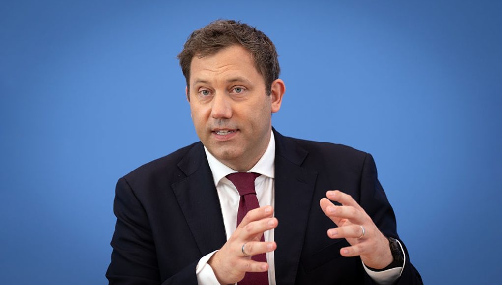 Lars Klingbeil, ministre allemand des Finances, met en garde les Lars Klingbeil, ministre allemand des Finances, met en garde les marques contre le fait de s'accrocher aux moteurs traditionnels car « l'avenir est électrique »