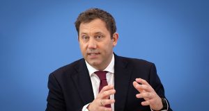 Lars Klingbeil, ministre allemand des Finances, met en garde les marques contre le fait de s’accrocher aux moteurs traditionnels car « l’avenir est électrique » Lars Klingbeil, ministre allemand des Finances, met en garde les marques contre le fait de s'accrocher aux moteurs traditionnels car « l'avenir est électrique »