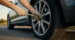 L’astuce méconnue pour changer une roue sans forcer : le geste simple qui change tout