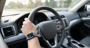Amende montre connectée au volant : le piège à 135 euros