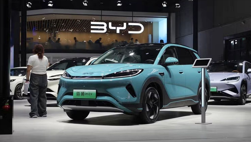 BYD se rapproche dangereusement de Tesla en Europe : hausse BYD se rapproche dangereusement de Tesla en Europe : hausse de 221,8% contre une baisse de 11%