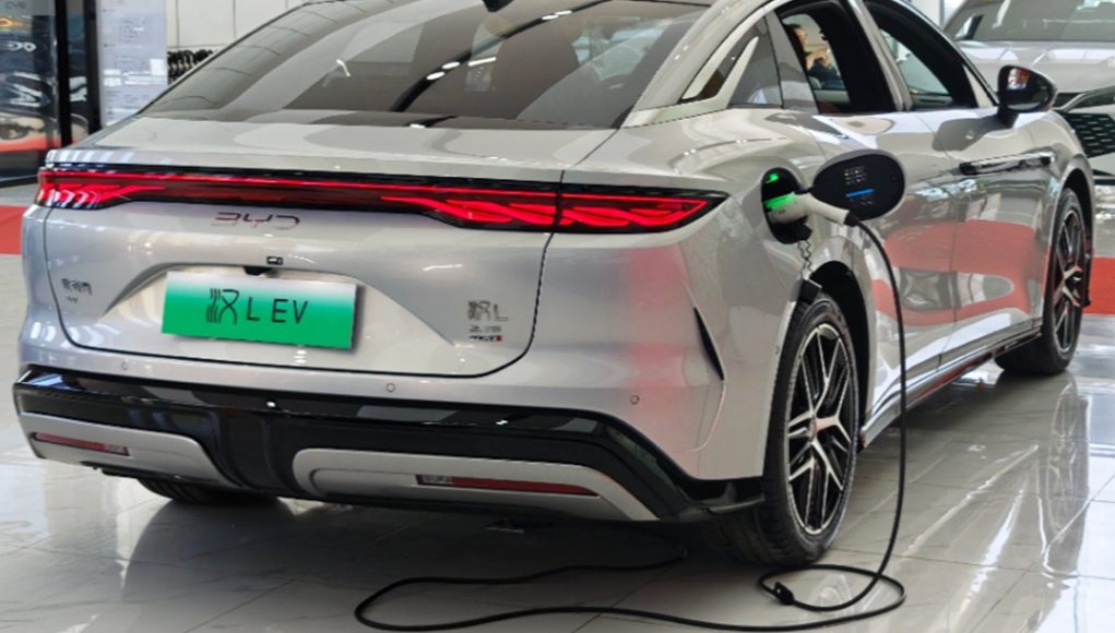 Cette vidéo montre que charger 400 km d'autonomie en 5 Cette vidéo montre que charger 400 km d'autonomie en 5 minutes n'est pas un défi pour BYD en Chine