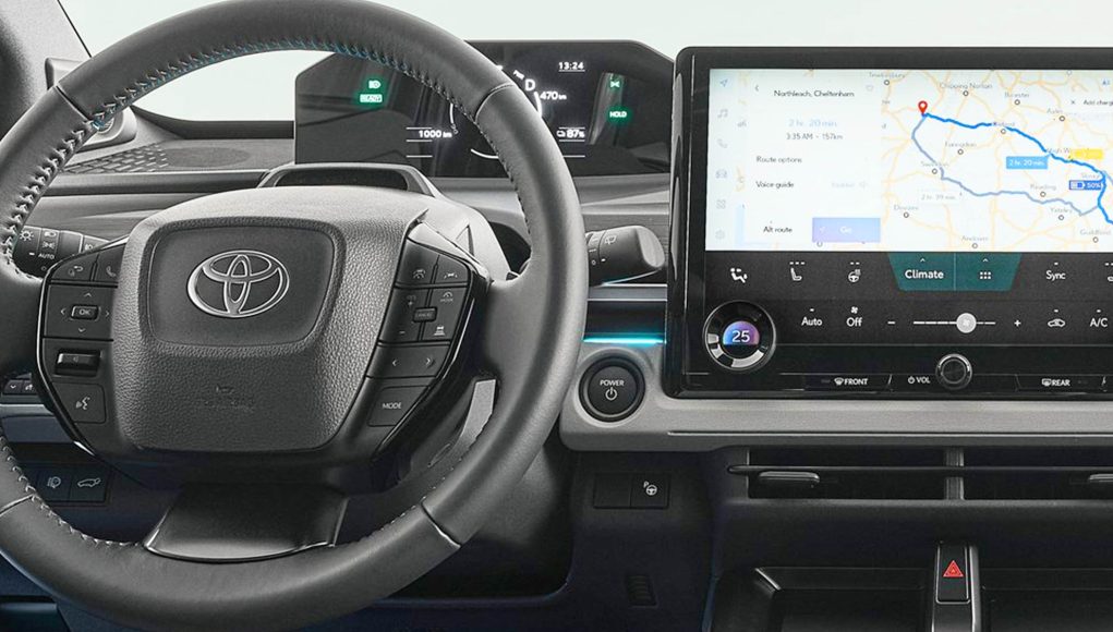 Le Toyota C-HR+ Electric est en avance sur la réglementation Le Toyota C-HR+ Electric est en avance sur la réglementation européenne en incluant un message important et « controversé » sur son tableau de bord