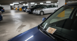 Arnaque aux billets de 50 € : comment les automobilistes se font piéger et pourquoi la méthode se répand rapidement découvrez comment les automobilistes sont victimes d'une arnaque aux billets de 50 € et pourquoi cette méthode frauduleuse se propage rapidement.