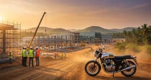 Usine Royal Enfield : le pari industriel de Tirupati Une moto Royal Enfield stationnée devant un chantier industriel en construction à Tirupati au coucher du soleil.