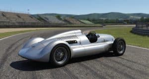 Auto Union Lucca : la renaissance d’une Flèche d’argent Voiture de course classique Auto Union argentée sur une piste de circuit automobile avec des tribunes en arrière-plan.