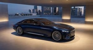 Vision Alpina : le nouveau visage de l’ultra-luxe selon BMW Concept car BMW bleu marine élégant stationné sur un parking en béton avec une vue sur les gratte-ciels urbains.