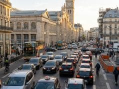 Circulation gare Nord : radiographie d’une saturation Vue en plongée de la circulation automobile, de bus et de cyclistes devant la Gare du Nord à Paris sous une lumière dorée.