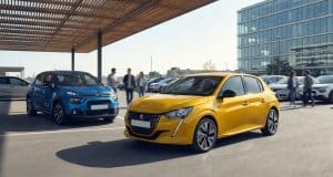 Marché voiture occasion : la Peugeot 208 bat la Citroën C3 Une Peugeot 208 jaune et une Citroën C3 bleue sur un parking extérieur.