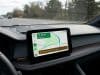 Android Auto : l’interface des alertes Google Maps s’épure Écran de voiture affichant Google Maps sur Android Auto avec une alerte de trafic simplifiée en bas.