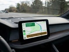 Android Auto : l’interface des alertes Google Maps s’épure Écran de voiture affichant Google Maps sur Android Auto avec une alerte de trafic simplifiée en bas.