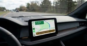 Android Auto : l’interface des alertes Google Maps s’épure Écran de voiture affichant Google Maps sur Android Auto avec une alerte de trafic simplifiée en bas.