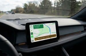 Android Auto : l’interface des alertes Google Maps s’épure Écran de voiture affichant Google Maps sur Android Auto avec une alerte de trafic simplifiée en bas.