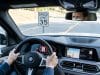 Fiabilité de l’alerte de survitesse GSR2 : un constat critique Conducteur dans une BMW lisant mal un panneau de limitation de vitesse de 35 mph comme étant 45 mph sur son tableau.