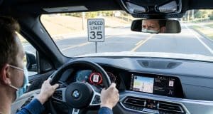 Fiabilité de l’alerte de survitesse GSR2 : un constat critique Conducteur dans une BMW lisant mal un panneau de limitation de vitesse de 35 mph comme étant 45 mph sur son tableau.