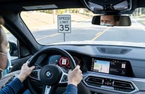 Fiabilité de l’alerte de survitesse GSR2 : un constat critique Conducteur dans une BMW lisant mal un panneau de limitation de vitesse de 35 mph comme étant 45 mph sur son tableau.