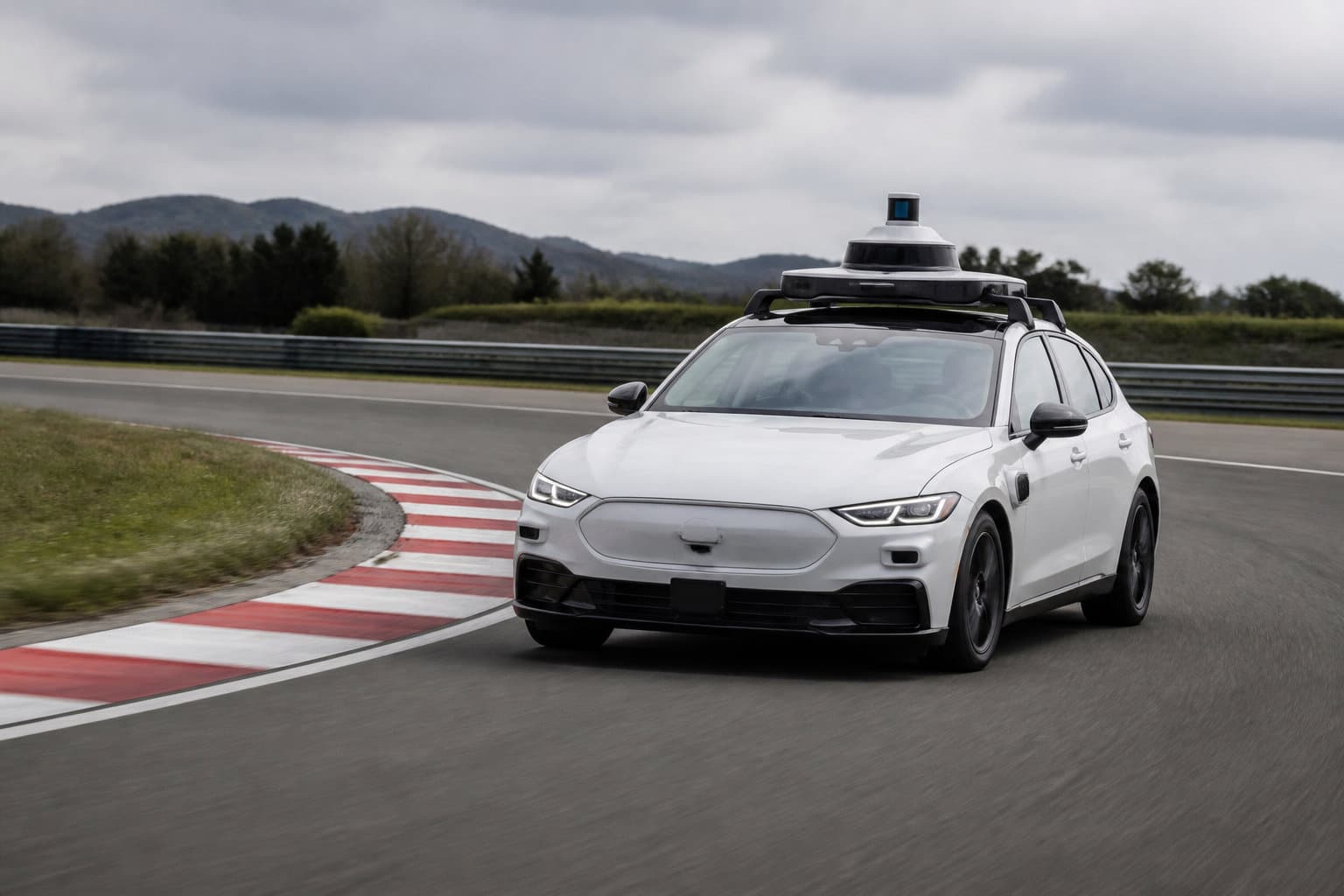 IA contre pilotage humain : les défis techniques de la vitesse