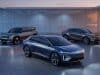 Nouveaux modèles Chrysler : la relance signée Stellantis Trois voitures électriques modernes stationnées dans un showroom minimaliste en verre au coucher du soleil.