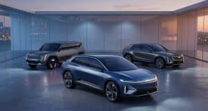 Nouveaux modèles Chrysler : la relance signée Stellantis Trois voitures électriques modernes stationnées dans un showroom minimaliste en verre au coucher du soleil.