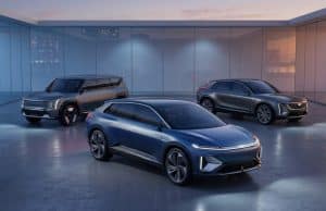 Nouveaux modèles Chrysler : la relance signée Stellantis Trois voitures électriques modernes stationnées dans un showroom minimaliste en verre au coucher du soleil.