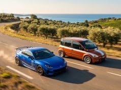 Clutch jeu course : l’ambition d’un monde ouvert inédit Une voiture de sport bleue et un monospace orange roulant sur une route sinueuse en bord de mer.