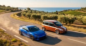 Clutch jeu course : l’ambition d’un monde ouvert inédit Une voiture de sport bleue et un monospace orange roulant sur une route sinueuse en bord de mer.