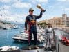 Grand Prix de Monaco : succès d’Antonelli et chute de Leclerc Max Verstappen soulève le trophée sur le podium de Monaco devant Fernando Alonso et Lewis Hamilton.