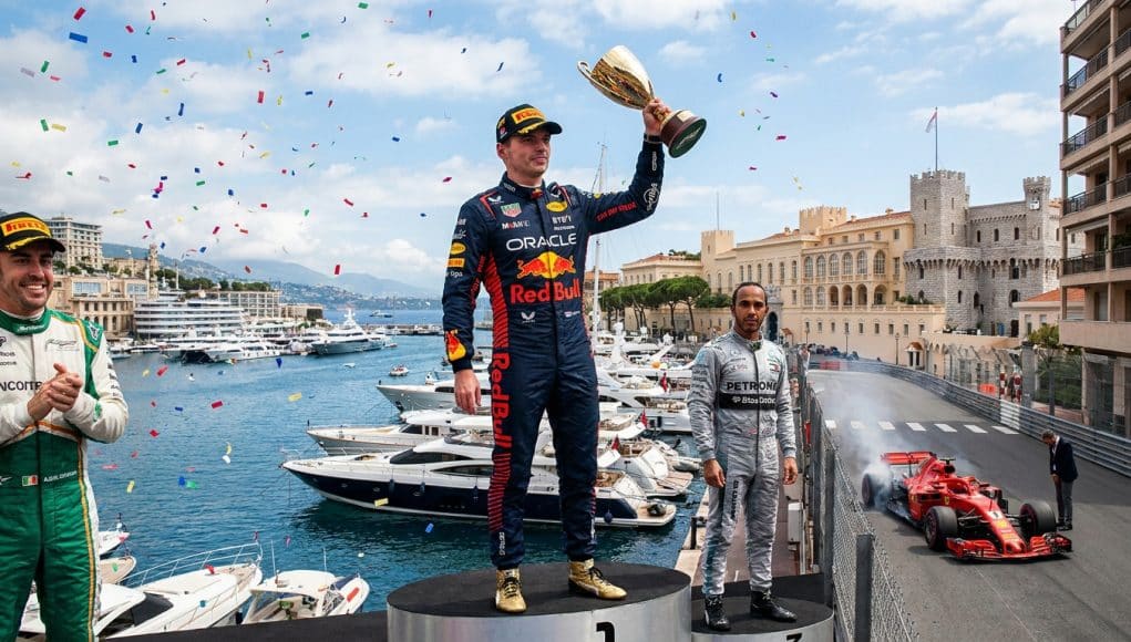 Podium du Grand Prix de Monaco Max Verstappen soulève le trophée sur le podium de Monaco devant Fernando Alonso et Lewis Hamilton.