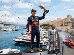 Grand Prix de Monaco : succès d’Antonelli et chute de Leclerc Max Verstappen soulève le trophée sur le podium de Monaco devant Fernando Alonso et Lewis Hamilton.