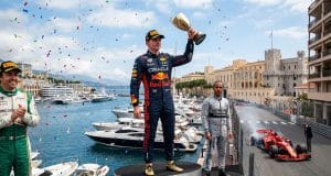 Grand Prix de Monaco : succès d’Antonelli et chute de Leclerc Max Verstappen soulève le trophée sur le podium de Monaco devant Fernando Alonso et Lewis Hamilton.