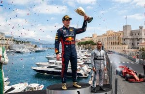 Grand Prix de Monaco : succès d’Antonelli et chute de Leclerc Max Verstappen soulève le trophée sur le podium de Monaco devant Fernando Alonso et Lewis Hamilton.