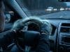 Le protoxyde d’azote au volant : une menace pour les jeunes Un jeune conducteur tient un volant entouré d’une brume bleutée évoquant l’effet du protoxyde d’azote en conduisant.