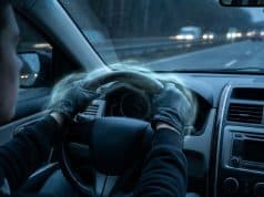 Le protoxyde d’azote au volant : une menace pour les jeunes Un jeune conducteur tient un volant entouré d’une brume bleutée évoquant l’effet du protoxyde d’azote en conduisant.