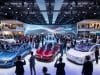 Mondial automobile 2026 : nouveautés de la 91e édition Une foule visite un salon automobile moderne avec des voitures électriques conceptuelles sous un éclairage sophistiqué.