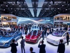 Mondial automobile 2026 : nouveautés de la 91e édition Une foule visite un salon automobile moderne avec des voitures électriques conceptuelles sous un éclairage sophistiqué.