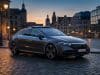 Tesla FSD en Europe : l’homologation aux Pays-Bas en débat Une voiture électrique autonome circulant sur une place pavée européenne au crépuscule.