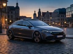 Tesla FSD en Europe : l’homologation aux Pays-Bas en débat Une voiture électrique autonome circulant sur une place pavée européenne au crépuscule.
