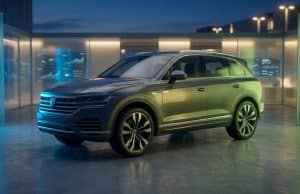 Nissan Qashqai électrique annulé : un virage stratégique Un SUV gris moderne exposé dans un studio technologique éclairé par des lumières bleues et vertes.