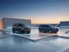 JLR : une stratégie hybride pour le Defender et l’Evoque Un Land Rover Defender et un Range Rover Evoque garés sur des plateformes lumineuses dans un décor architectural moderne.
