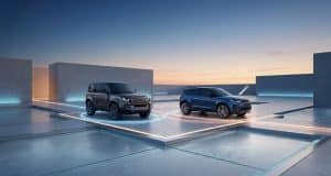 JLR : une stratégie hybride pour le Defender et l’Evoque Un Land Rover Defender et un Range Rover Evoque garés sur des plateformes lumineuses dans un décor architectural moderne.