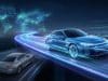 BYD numéro un : l’offensive chinoise pour détrôner Toyota Une voiture électrique bleue roule à vive allure sous une carte du monde numérique, illustrant l'expansion de BYD.