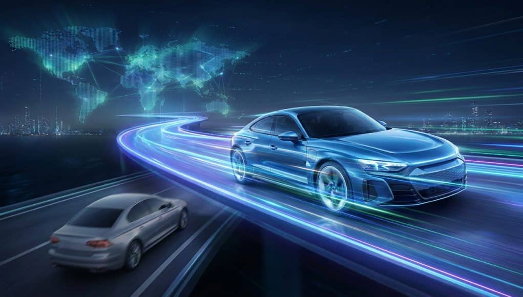 L'ascension fulgurante de BYD sur le marché mondial Une voiture électrique bleue roule à vive allure sous une carte du monde numérique, illustrant l'expansion de BYD.