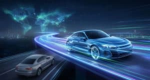 BYD numéro un : l’offensive chinoise pour détrôner Toyota Une voiture électrique bleue roule à vive allure sous une carte du monde numérique, illustrant l'expansion de BYD.