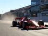 Le triomphe de Lewis Hamilton avec Ferrari à Barcelone Une Formule 1 rouge Ferrari franchit la ligne d'arrivée sous un drapeau à damier sur le circuit de Barcelone.