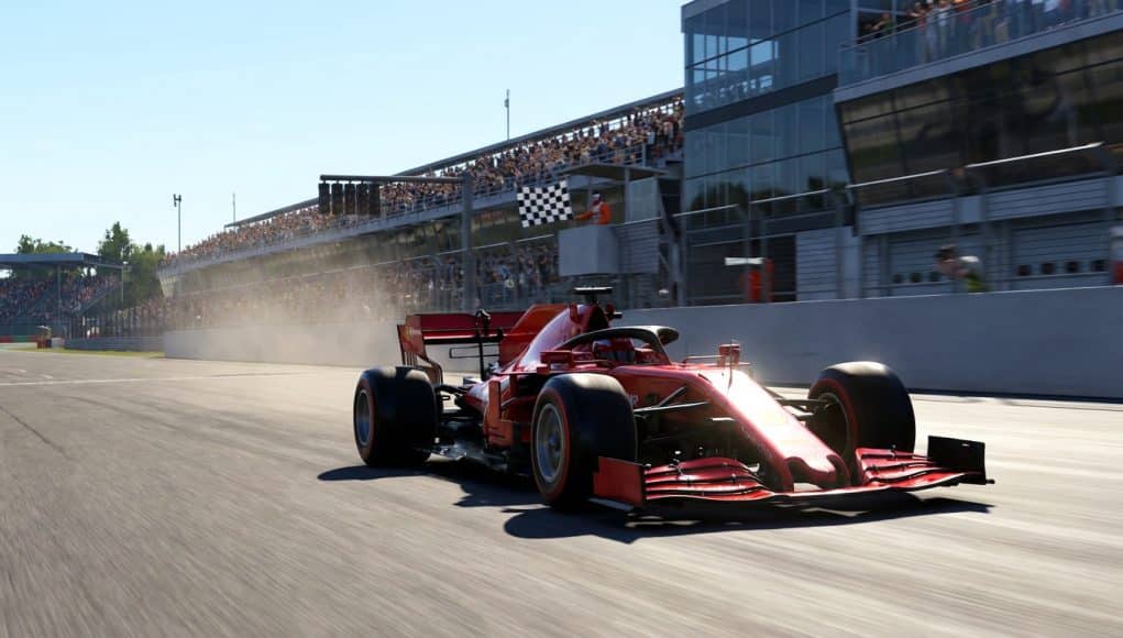 Lewis Hamilton triomphe avec Ferrari à Barcelone Une Formule 1 rouge Ferrari franchit la ligne d'arrivée sous un drapeau à damier sur le circuit de Barcelone.