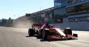 Le triomphe de Lewis Hamilton avec Ferrari à Barcelone Une Formule 1 rouge Ferrari franchit la ligne d'arrivée sous un drapeau à damier sur le circuit de Barcelone.