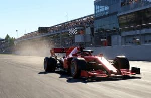 Le triomphe de Lewis Hamilton avec Ferrari à Barcelone Une Formule 1 rouge Ferrari franchit la ligne d'arrivée sous un drapeau à damier sur le circuit de Barcelone.