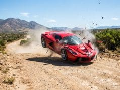 BeamNG.drive sur PS5 : la simulation de crashs arrive enfin Une Ferrari rouge en plein accident, projetée en l'air sur une route de terre avec des débris volant autour.